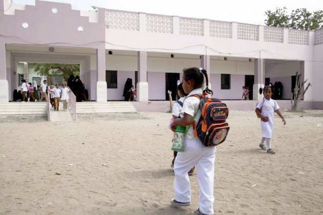 The USAID Community Livelihoods Project rehabilitated the Khadijah School after damage from conflict in 2011. Photo by Mohammed Al-Sanabani, Projet de moyens de subsistance communautaires.