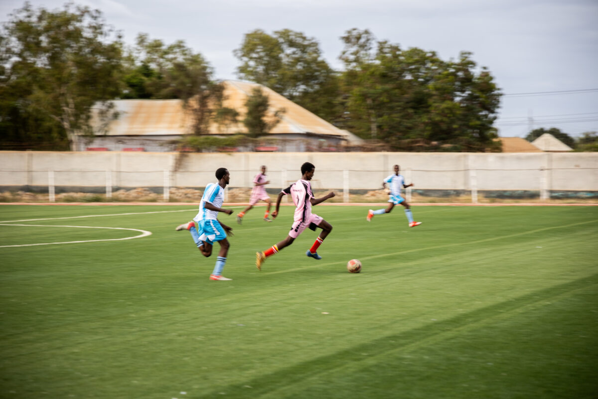 Un tournoi de football pour garçons en Somalie.