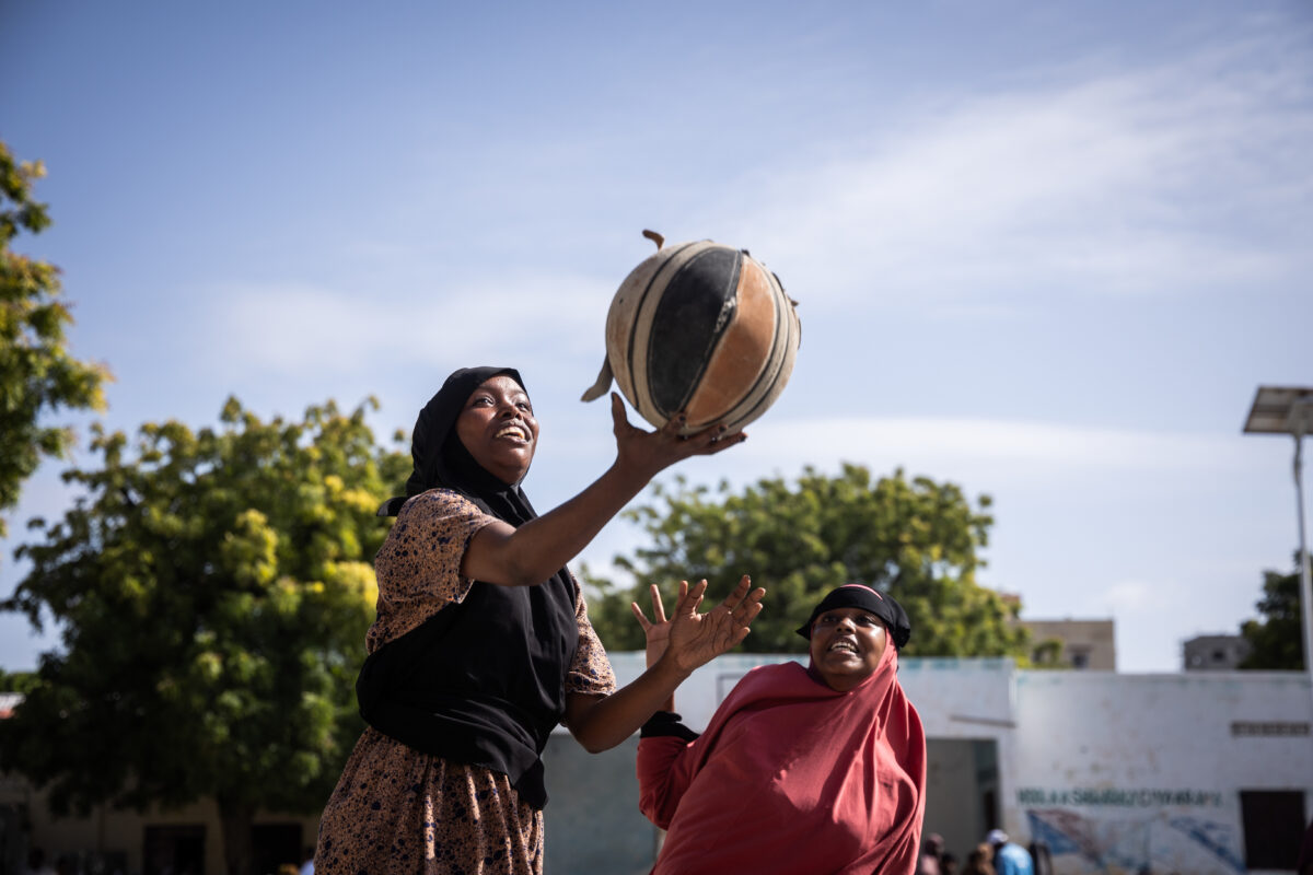 Deux filles jouant au basket à Mogadiscio, Somalie.